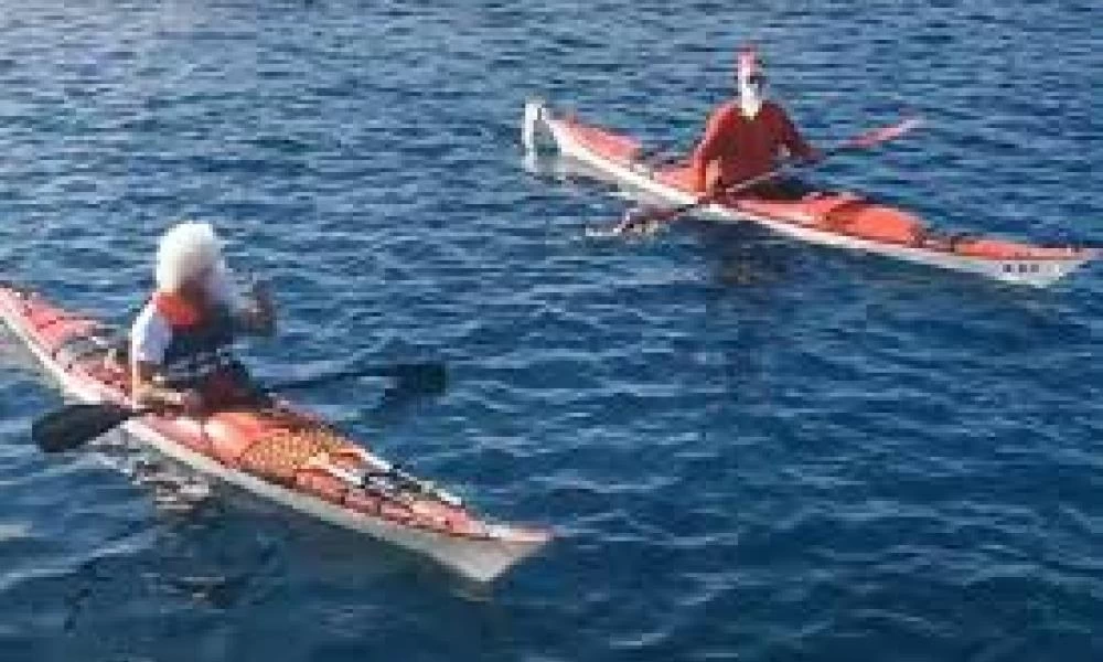 Σύρος: Ο Άγιος Βασίλης έγινε θαλασσινός και έφτασε... με κανό καγιάκ